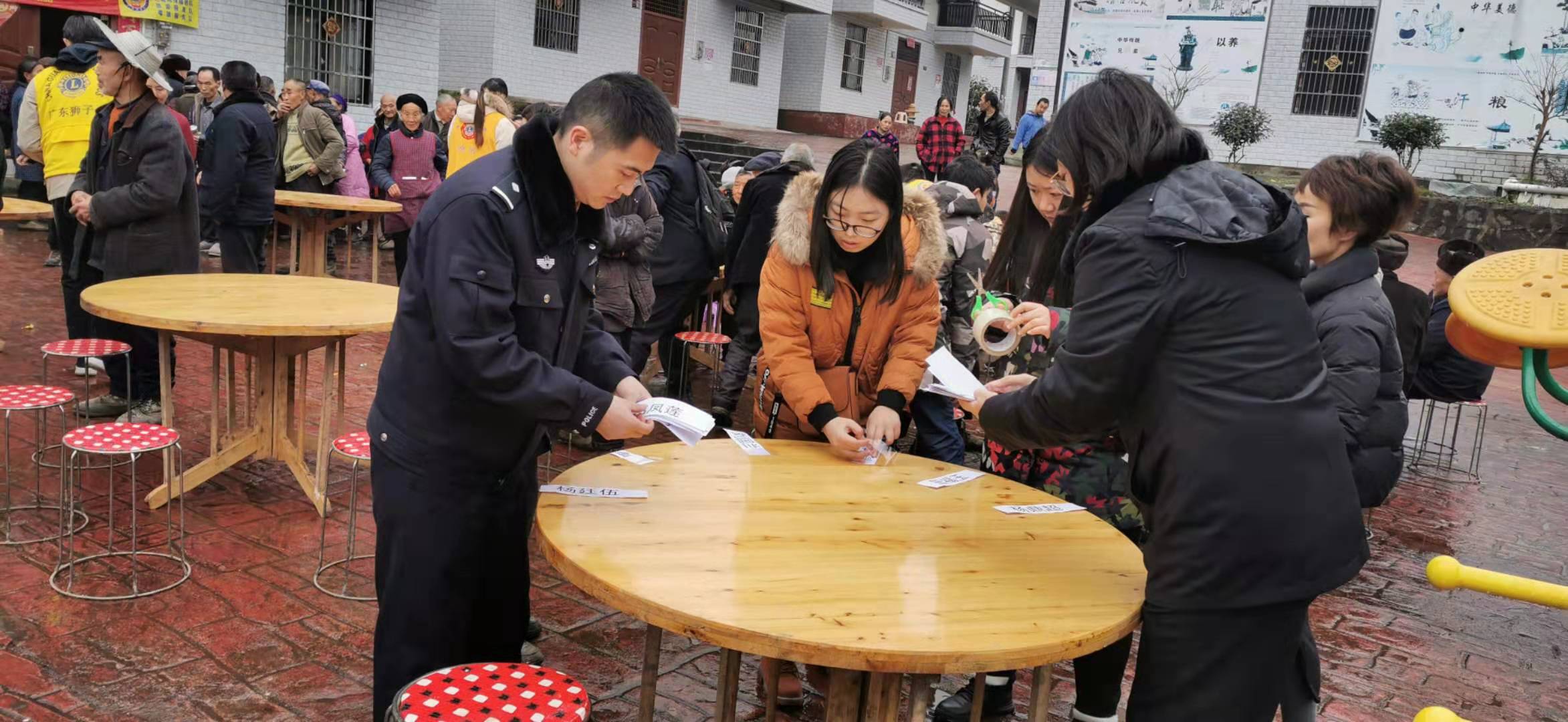 法院干警摆放桌椅1.jpg