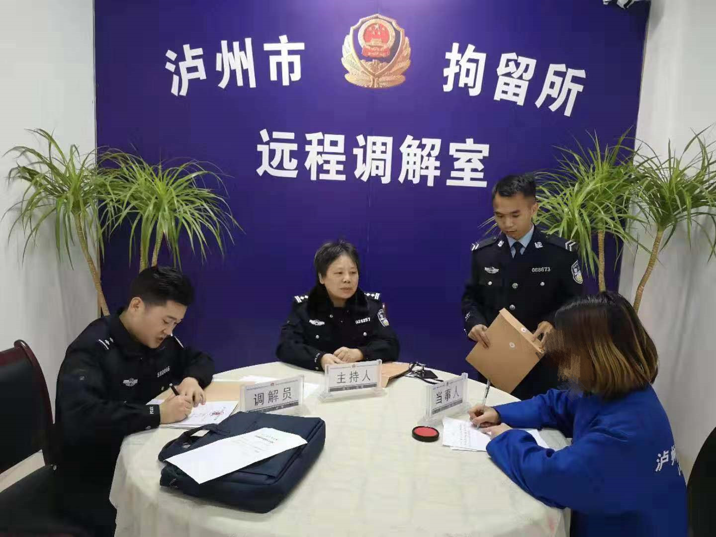 图为：肖某经执行干警与拘留所民警劝说后写下悔过书并履行欠款.jpg