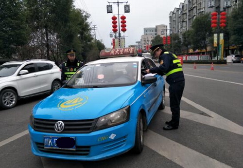 确保群众出行安全 隆昌市公路运管所多举措规范道路运输市场秩序图一.jpg