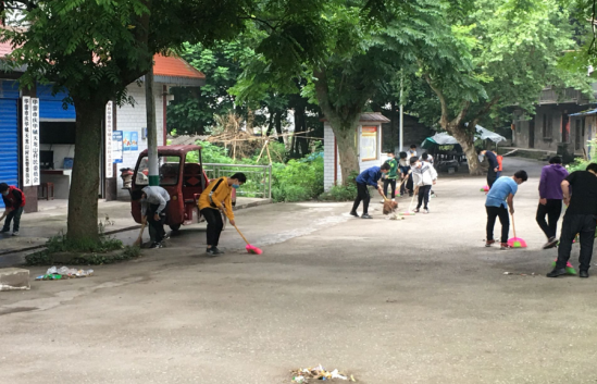 华蓥市庆华镇小学开展用行动保护环境学雷锋主题活动