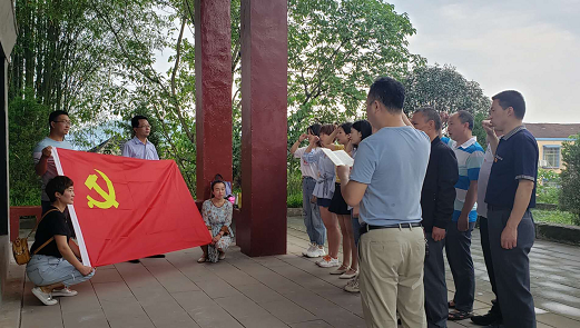 一是党支部书记祝启辉同志组织党员参观"廖玉璧,陈联诗烈士陵园,缅怀