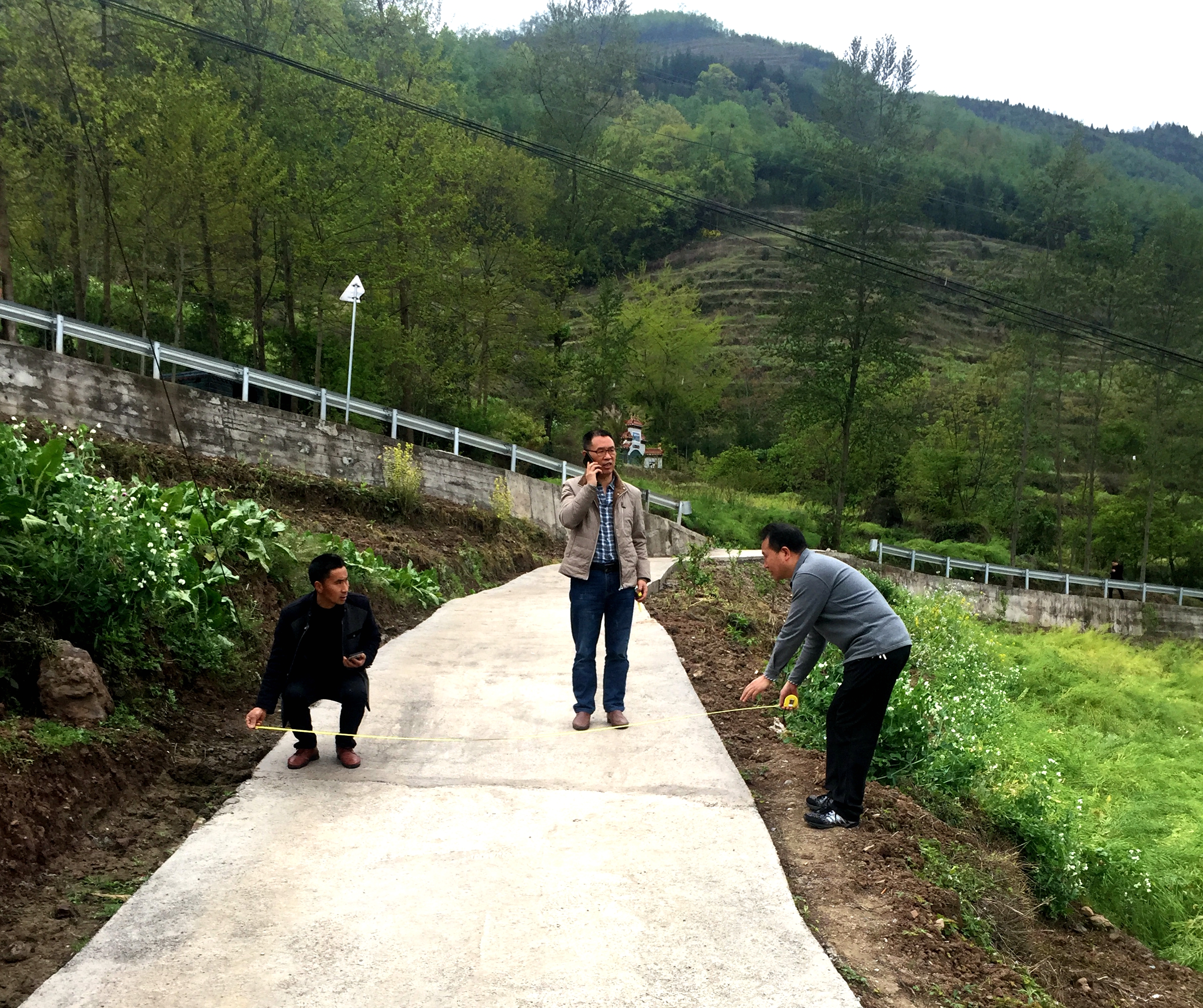 原红花乡太平村四组连户路建设质量监督.jpg