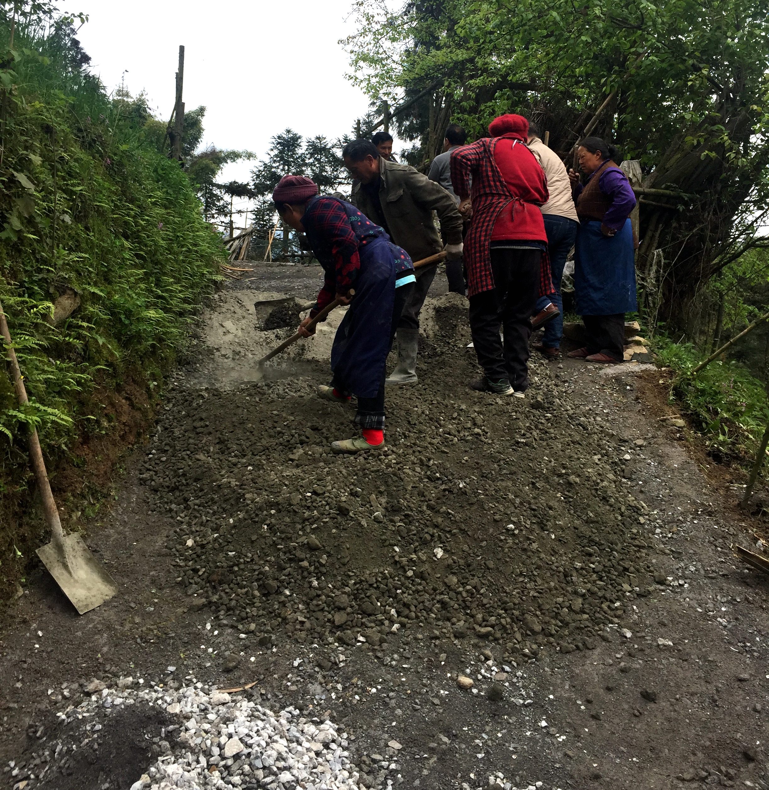 原红花乡兰家沟村一组群众自发修建连户路.jpg