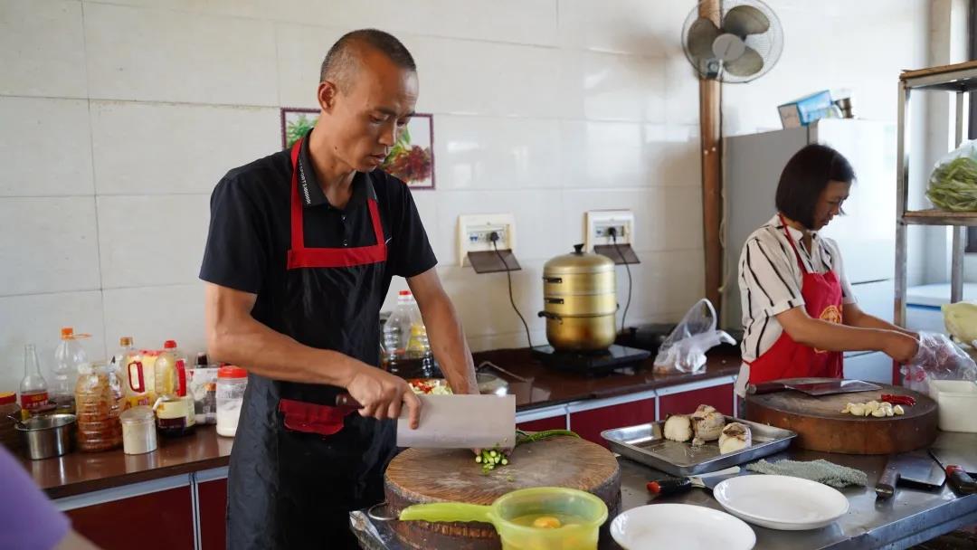 草坝镇顶峰村建档立卡贫困户李红（左）在帮扶单位和镇村干部的帮助下，靠自己的辛勤劳动，建起了120平米的双层楼木质房屋，办起了农家乐.jpg