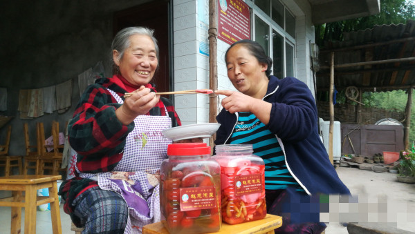 赵传莲向儿媳传授泡菜制作技巧.jpg