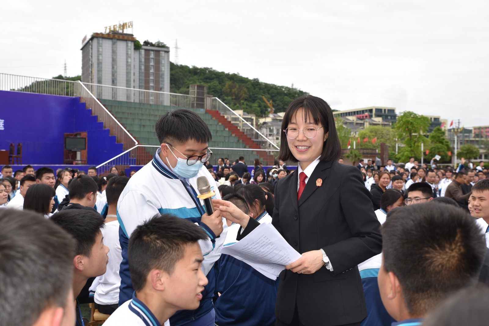 图：法院干警开展普法宣讲，与学生问答互动.JPG