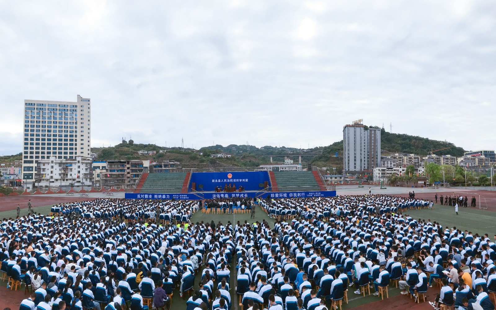 图：两千余名师生现场旁听庭审.jpg