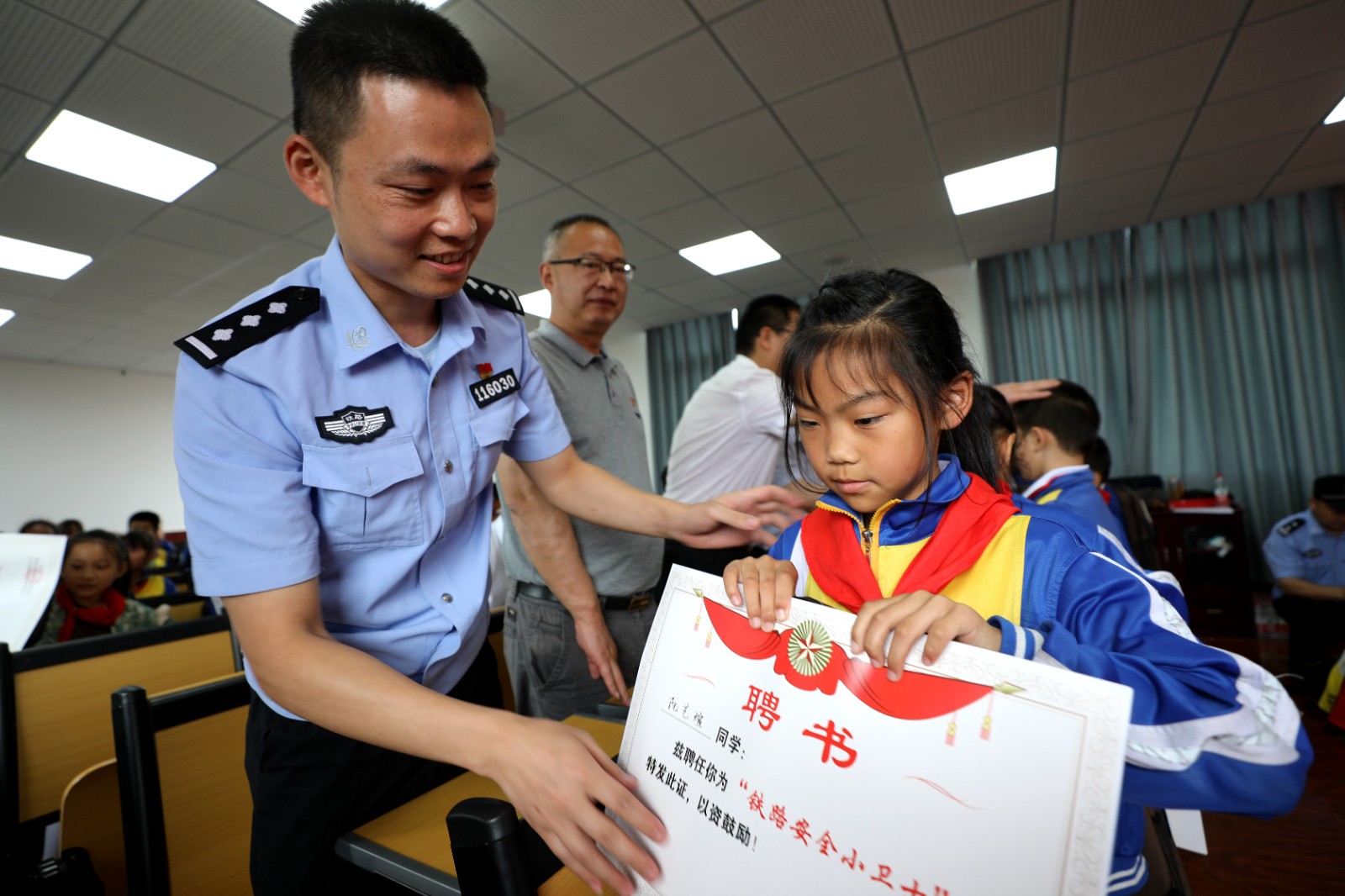 2铁路民警为小学生办法铁路安全小卫士聘书.JPG