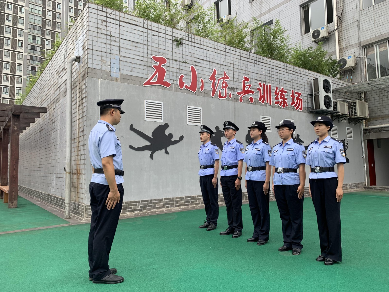 图片3：对参训辅警开展队列训练.jpg