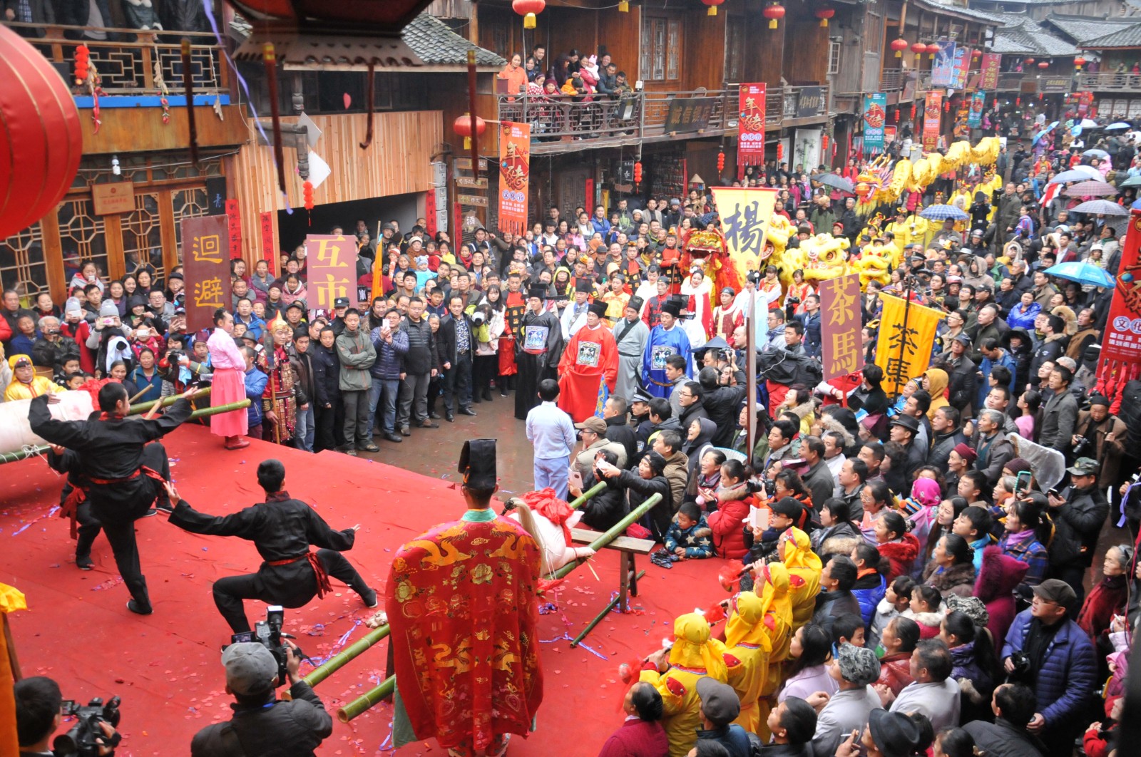 雨城区一年一度的年猪文化旅游节在上里镇举办.jpg