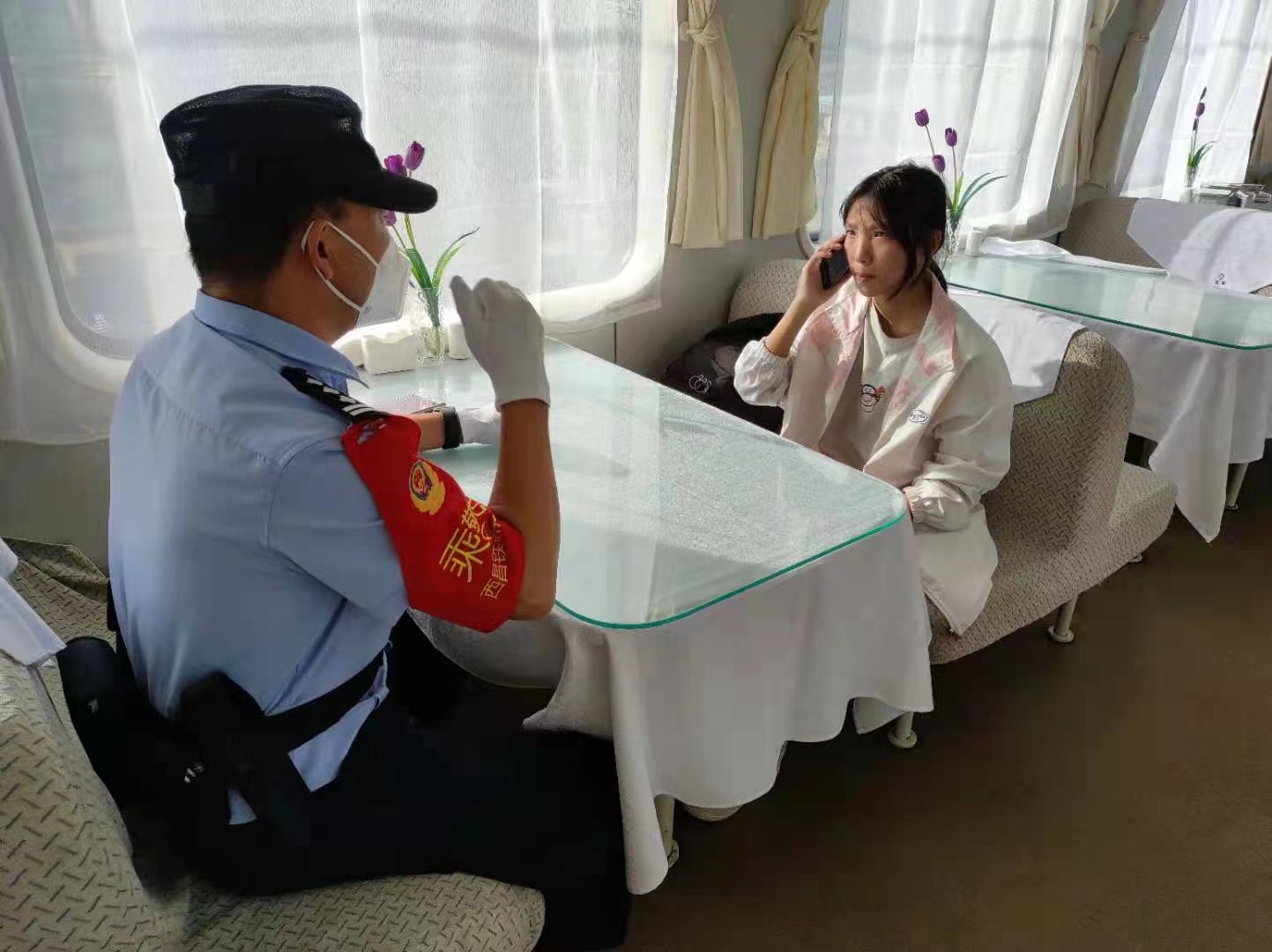 民警找到拉女士女儿后电话告知拉女士.jpg