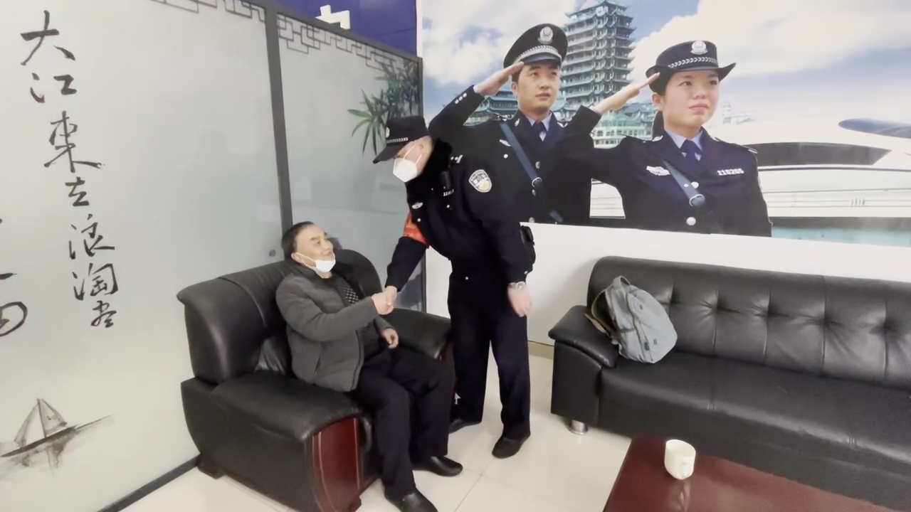 老人对民警表示感谢.png