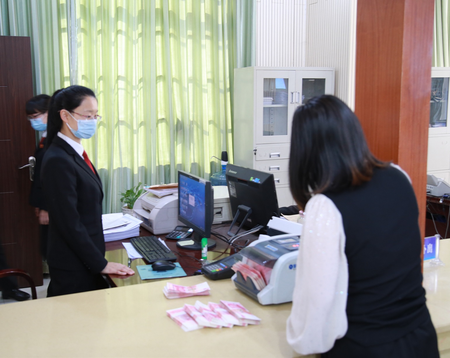 3月14日针对涉民生案件开展“被执行人集中约谈行动（左朱艳梅）.jpg