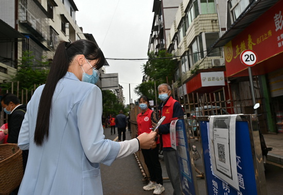 文化社区、居民在志愿者的引导下扫场所码.jpg