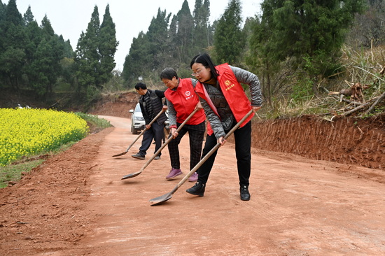 志愿者正在清扫双桥镇东山村乡村公路.jpg