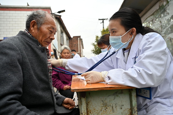 医护人员为当地老人量血压.jpg