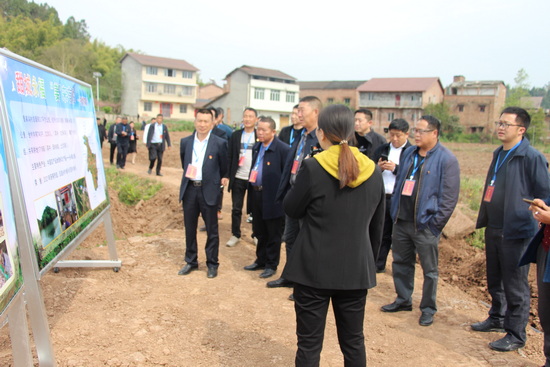 1曹家沟村主要负责人向调研组讲解地理标志农产品永福生姜的特色，发展历史及现状，生产规模，经营模式和销售情况。.JPG