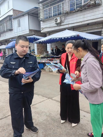 民警向群众发放宣传资料，讲解相关知识.jpg