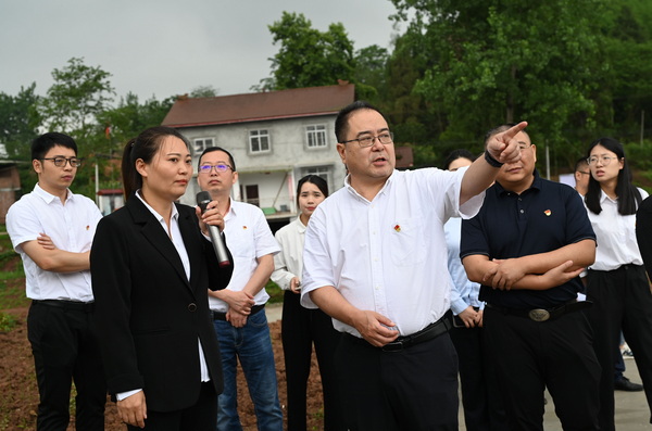 “结对”党员在国家地标产品“永福生姜”试验基地参观学习，探讨产业振兴发展1.jpg