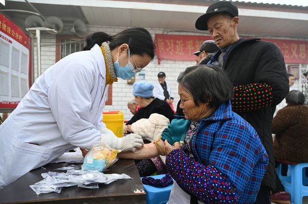 医护人员正在为老年人做血液检查.JPG