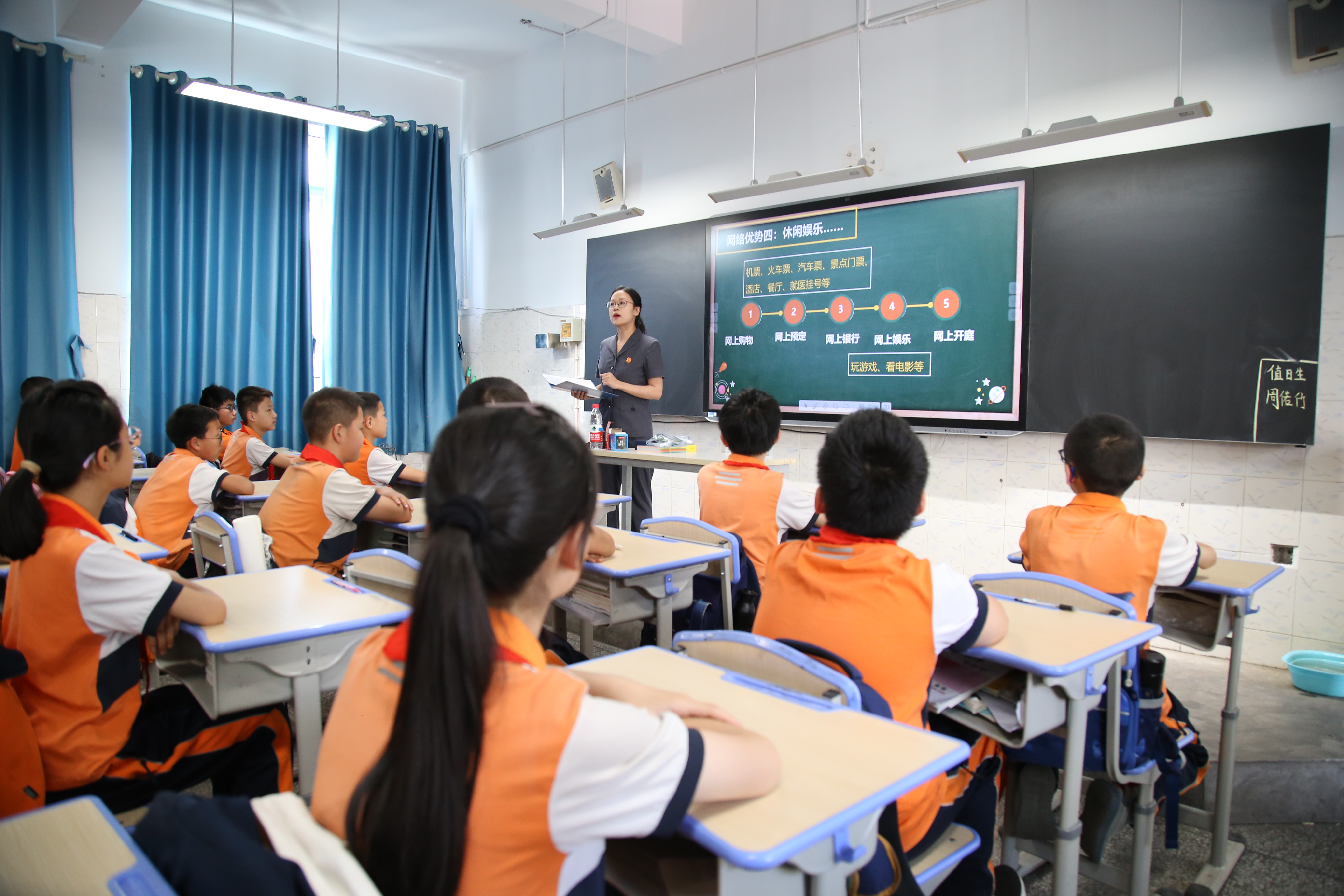 3月22日，西区法院干警前往攀枝花市三十六中小学校开展了以“谨防网络诈骗，远离校园欺凌”为主题的普法宣传活动1.JPG