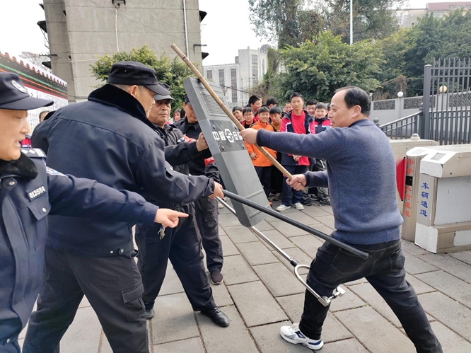 青白江中学开展反恐防爆应急演练 筑牢校园安全防线